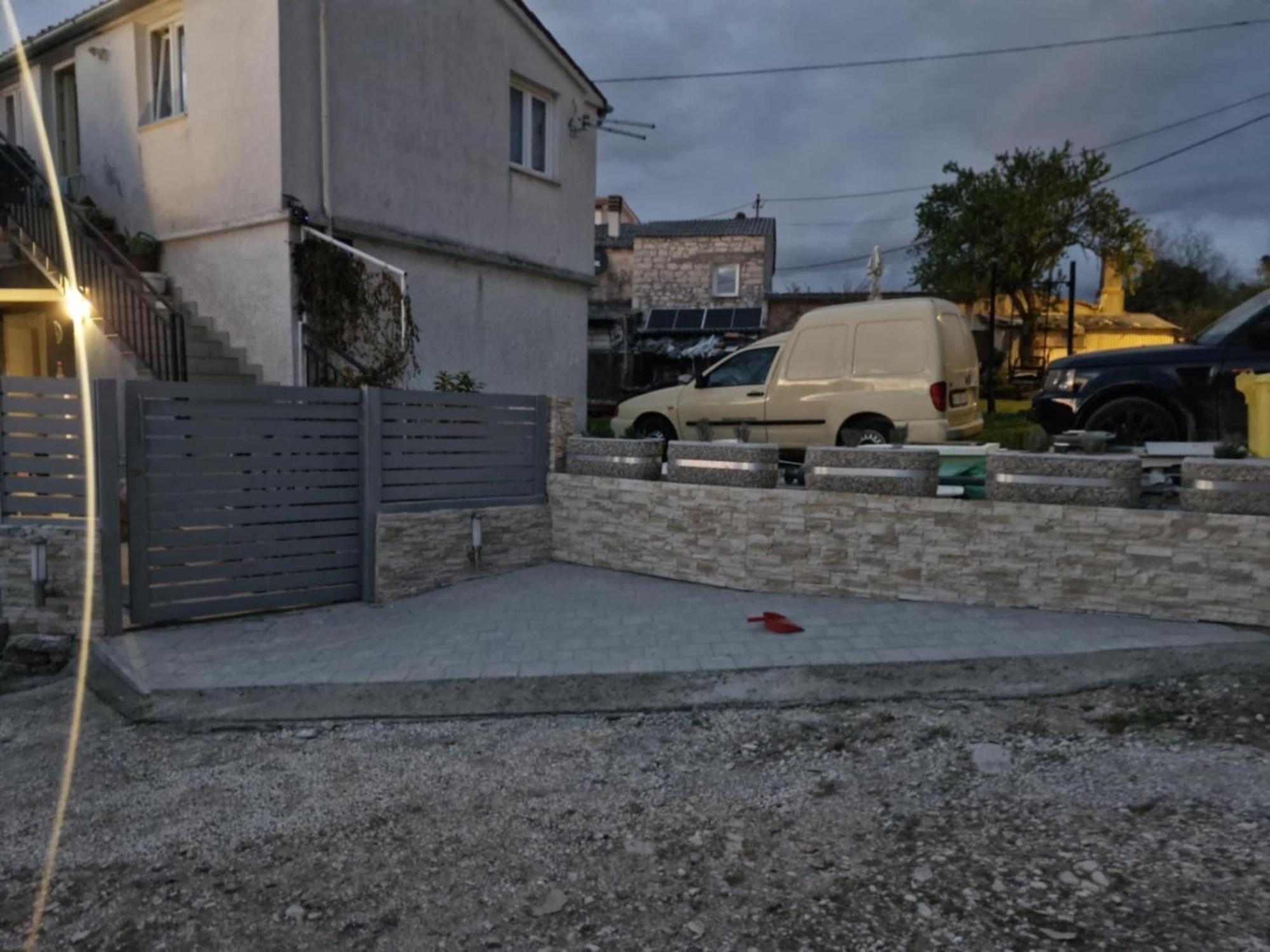 Apartment Ground Floor With Parking Erny بولا المظهر الخارجي الصورة